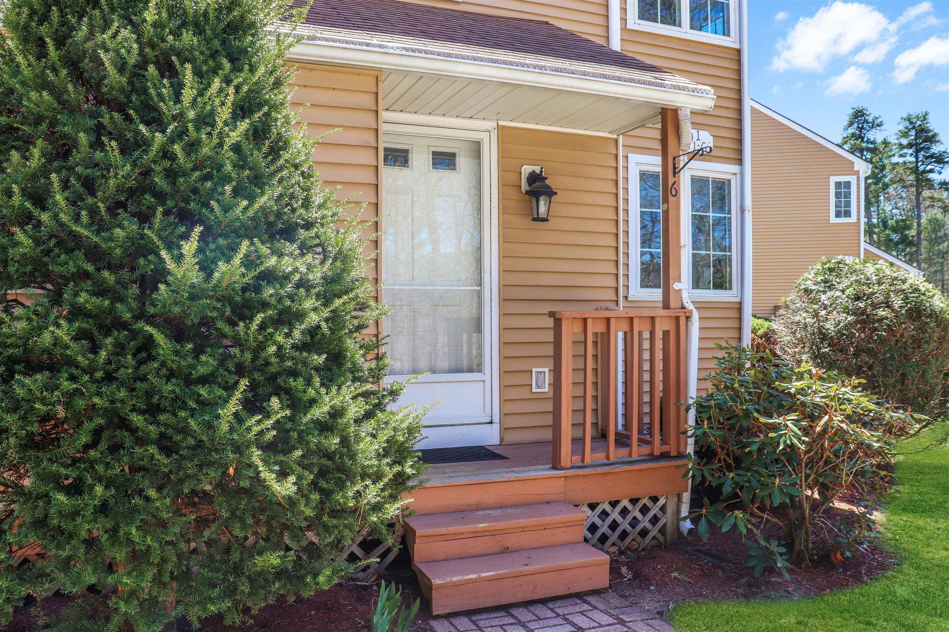 Ossipee, New Hampshire 03814, United States, 2 Bedrooms Bedrooms, ,4 BathroomsBathrooms,Residential,Pending,121165