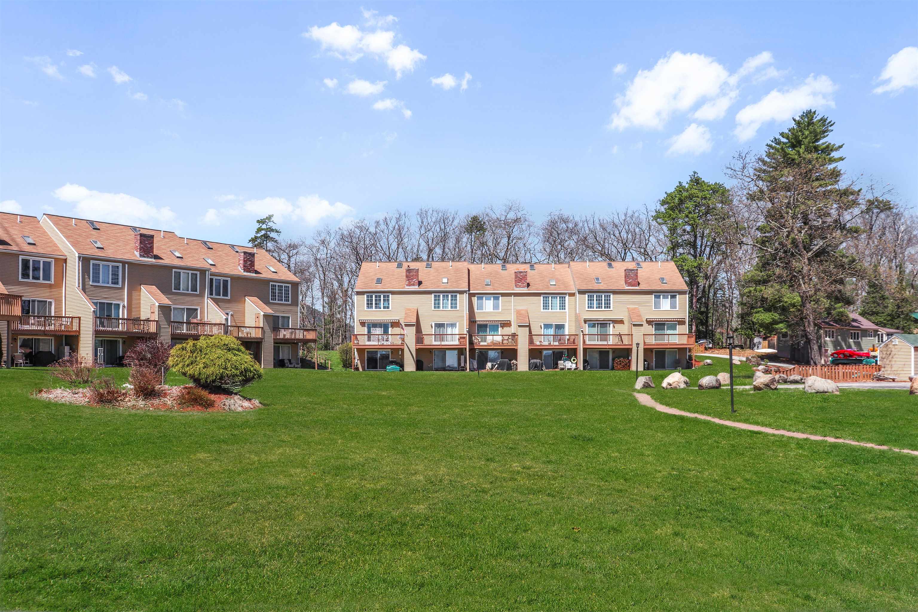 Ossipee, New Hampshire 03814, United States, 2 Bedrooms Bedrooms, ,4 BathroomsBathrooms,Residential,Pending,121165