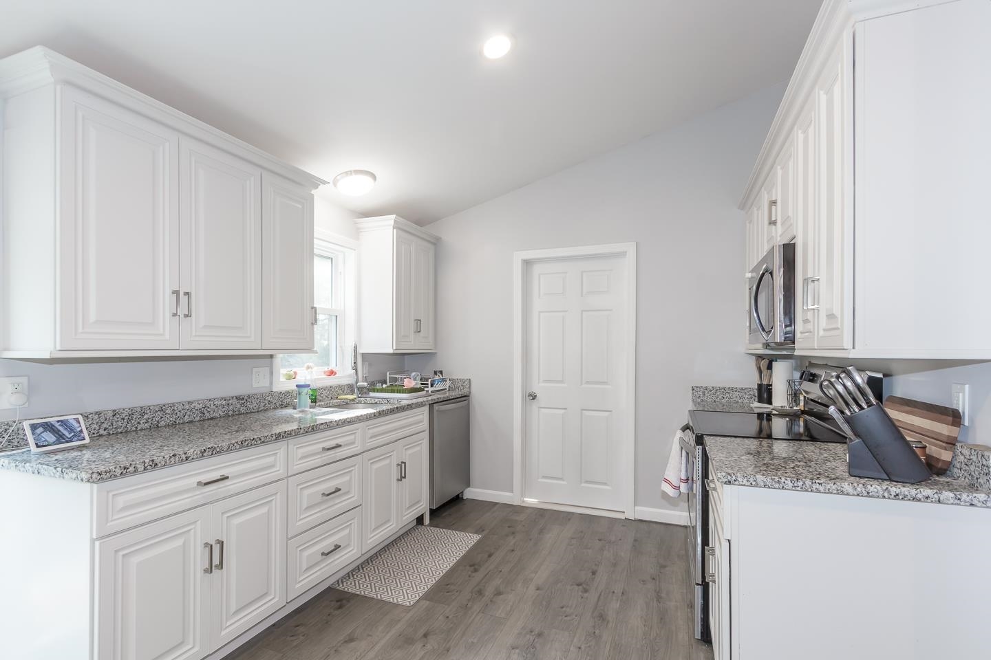 Sandown, New Hampshire 03873, United States, 3 Bedrooms Bedrooms, ,3 BathroomsBathrooms,Residential,Active,211897