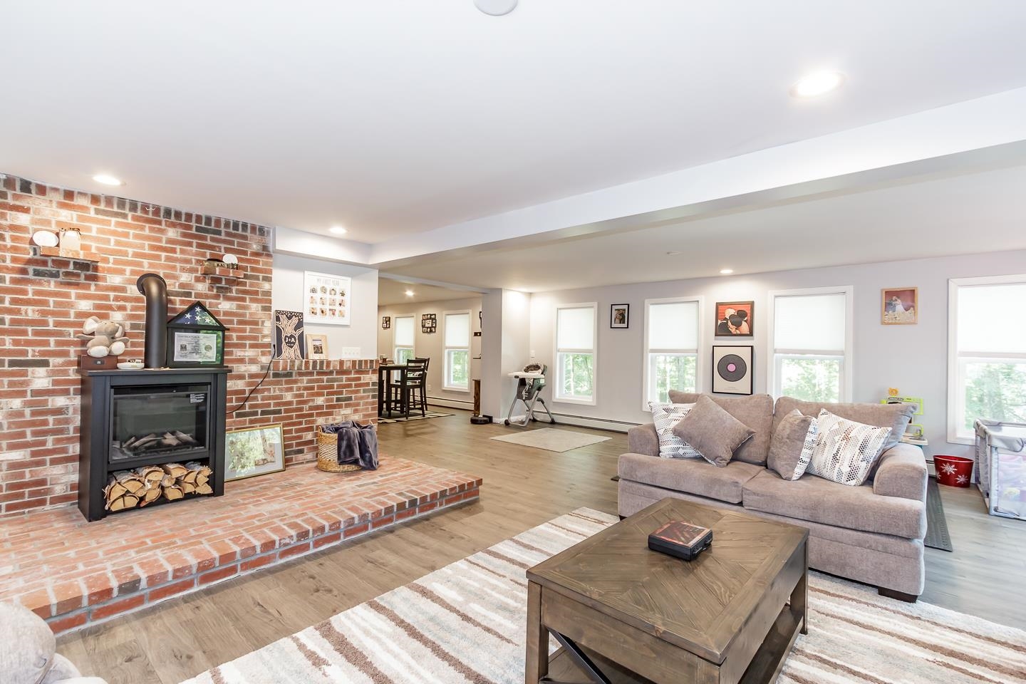 Sandown, New Hampshire 03873, United States, 3 Bedrooms Bedrooms, ,3 BathroomsBathrooms,Residential,Active,211897