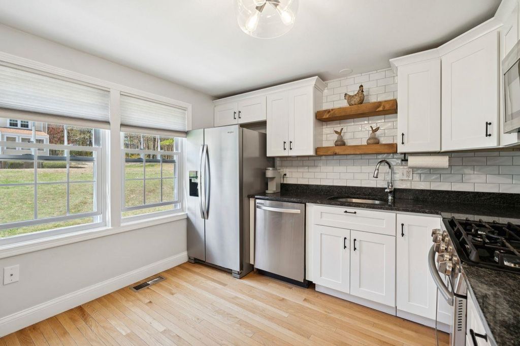 Photo of 112 Winterwood Drive, Londonderry, NH 03053 (MLS # 5087196)