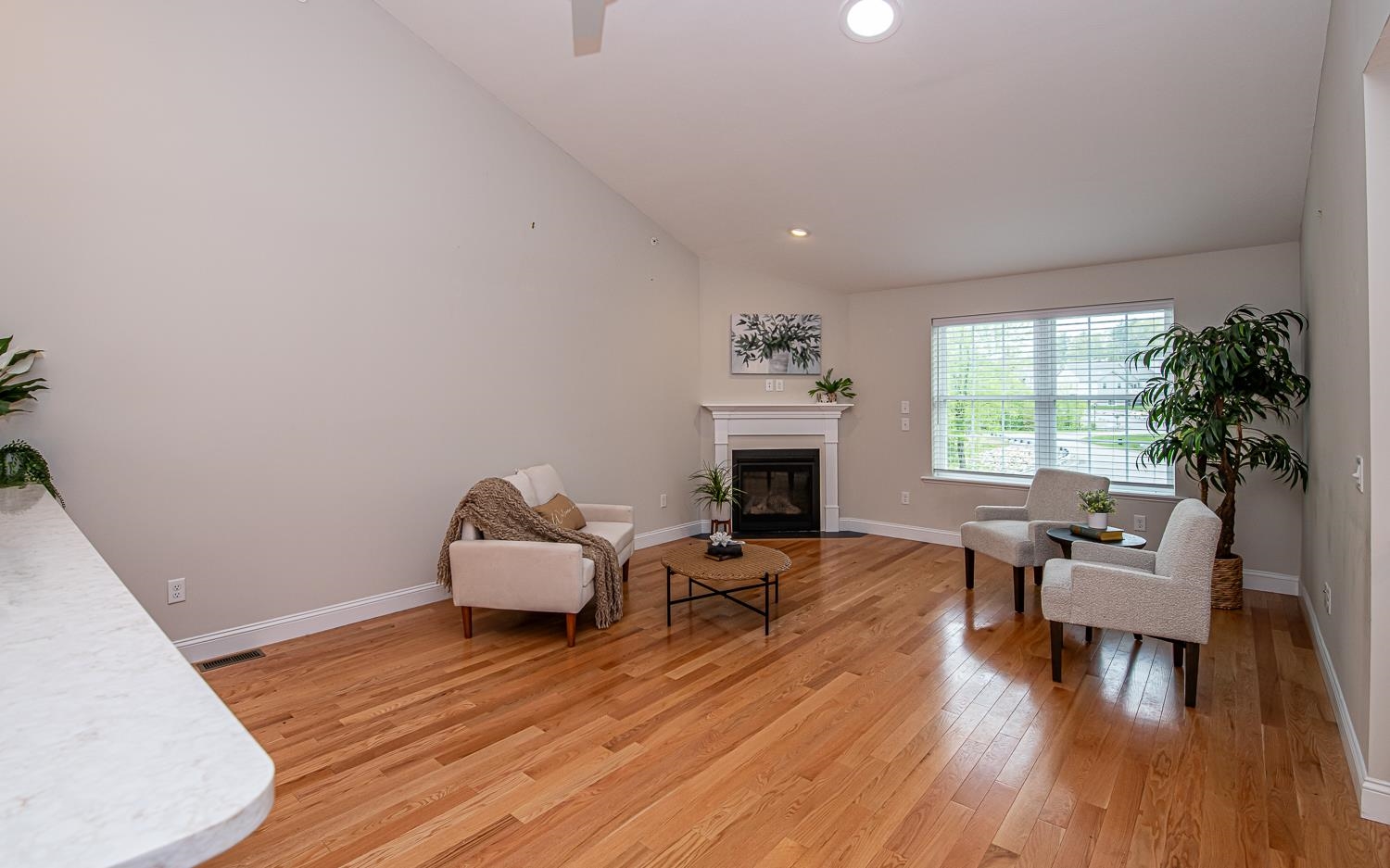 Hampstead, New Hampshire 03826, United States, 2 Bedrooms Bedrooms, ,3 BathroomsBathrooms,Residential,Active,132354