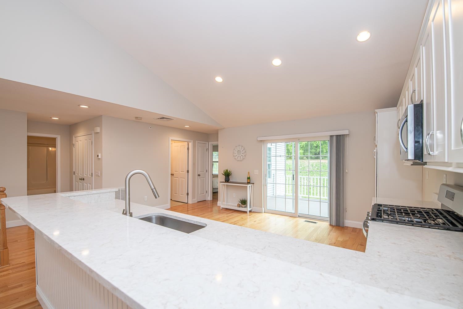 Hampstead, New Hampshire 03826, United States, 2 Bedrooms Bedrooms, ,3 BathroomsBathrooms,Residential,Active,132354