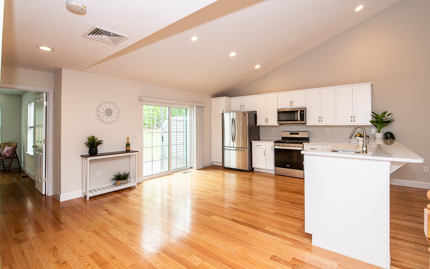 Hampstead, New Hampshire 03826, United States, 2 Bedrooms Bedrooms, ,3 BathroomsBathrooms,Residential,Active,132354