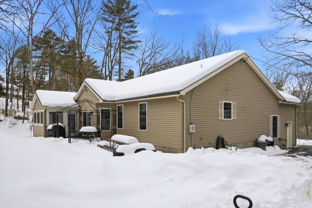 Photo of 15 Grey Rock Road, Bedford, NH 03110 (MLS # 5077027)