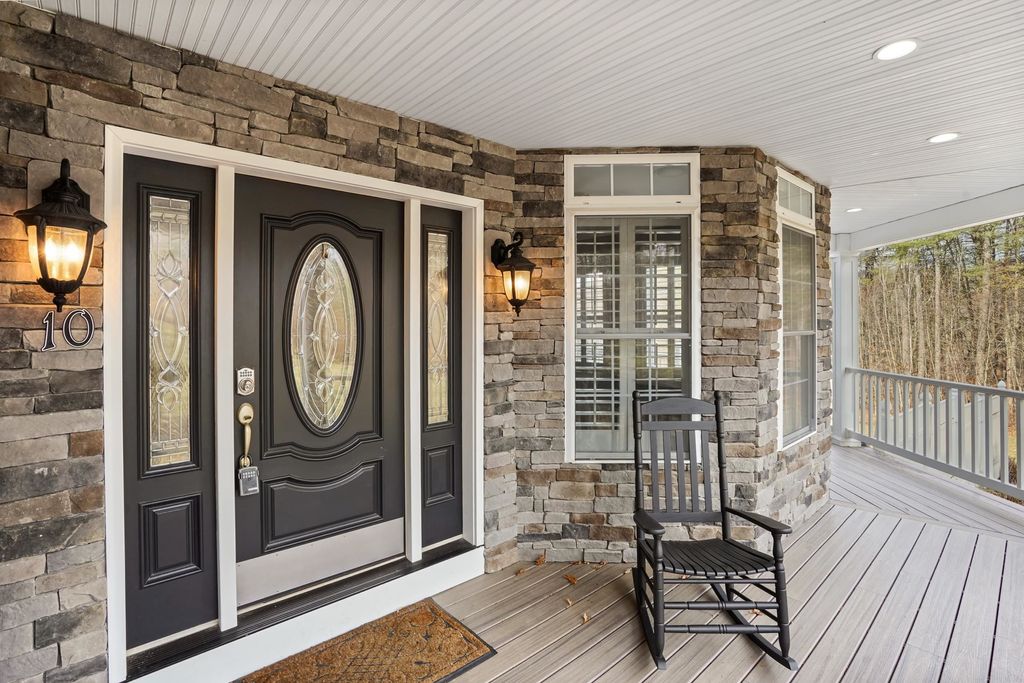 Photo of 10 Woodland Drive, Hudson, NH 03051 (MLS # 5082111)