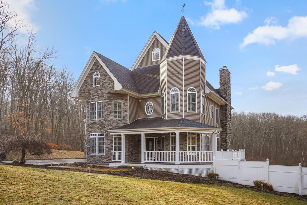 Photo of 10 Woodland Drive, Hudson, NH 03051 (MLS # 5082111)