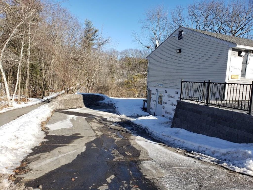 Photo of 29 Crystal Avenue #Lower Left, Derry, NH 03038 (MLS # 5031017)