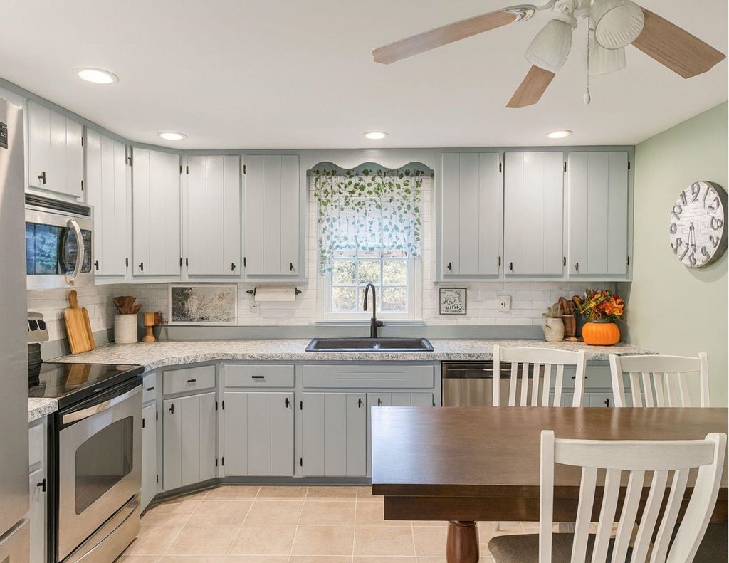 Photo of 10 Nicholas Road, Plaistow, NH 03865 (MLS # 5068174)