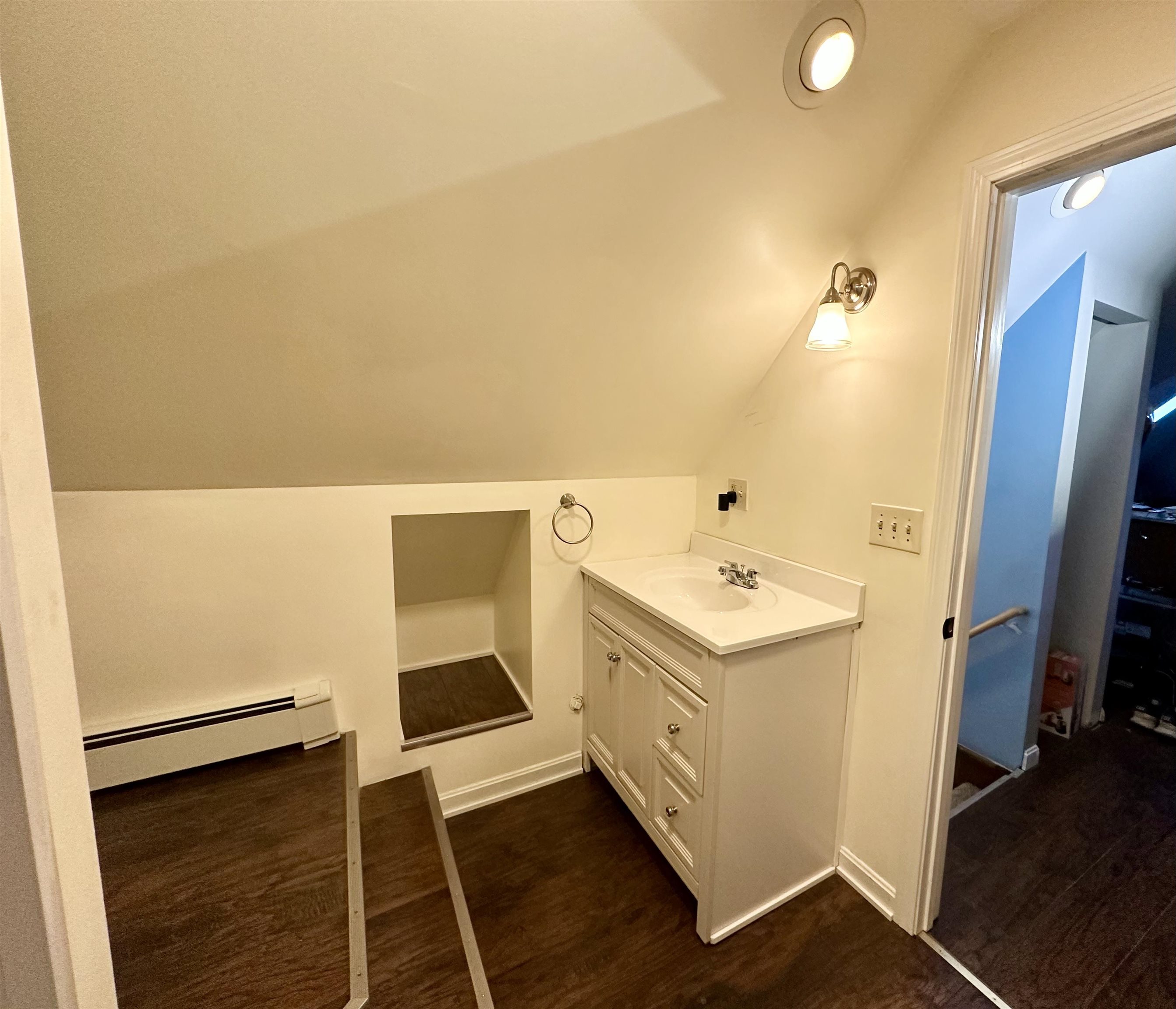 Manchester, New Hampshire 03104, United States, 3 Bedrooms Bedrooms, ,2 BathroomsBathrooms,Residential,Active,125291