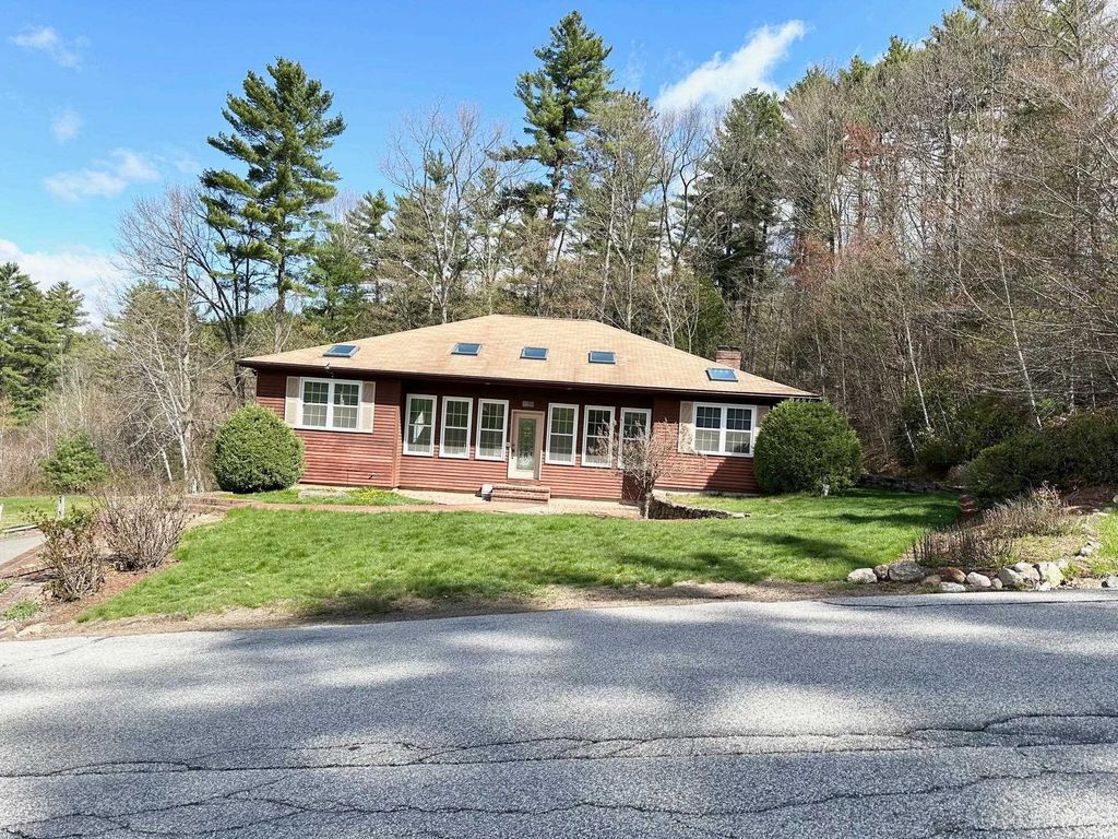 Photo of 7 Rainbow Drive, Goffstown, NH 03045 (MLS # 5082684)