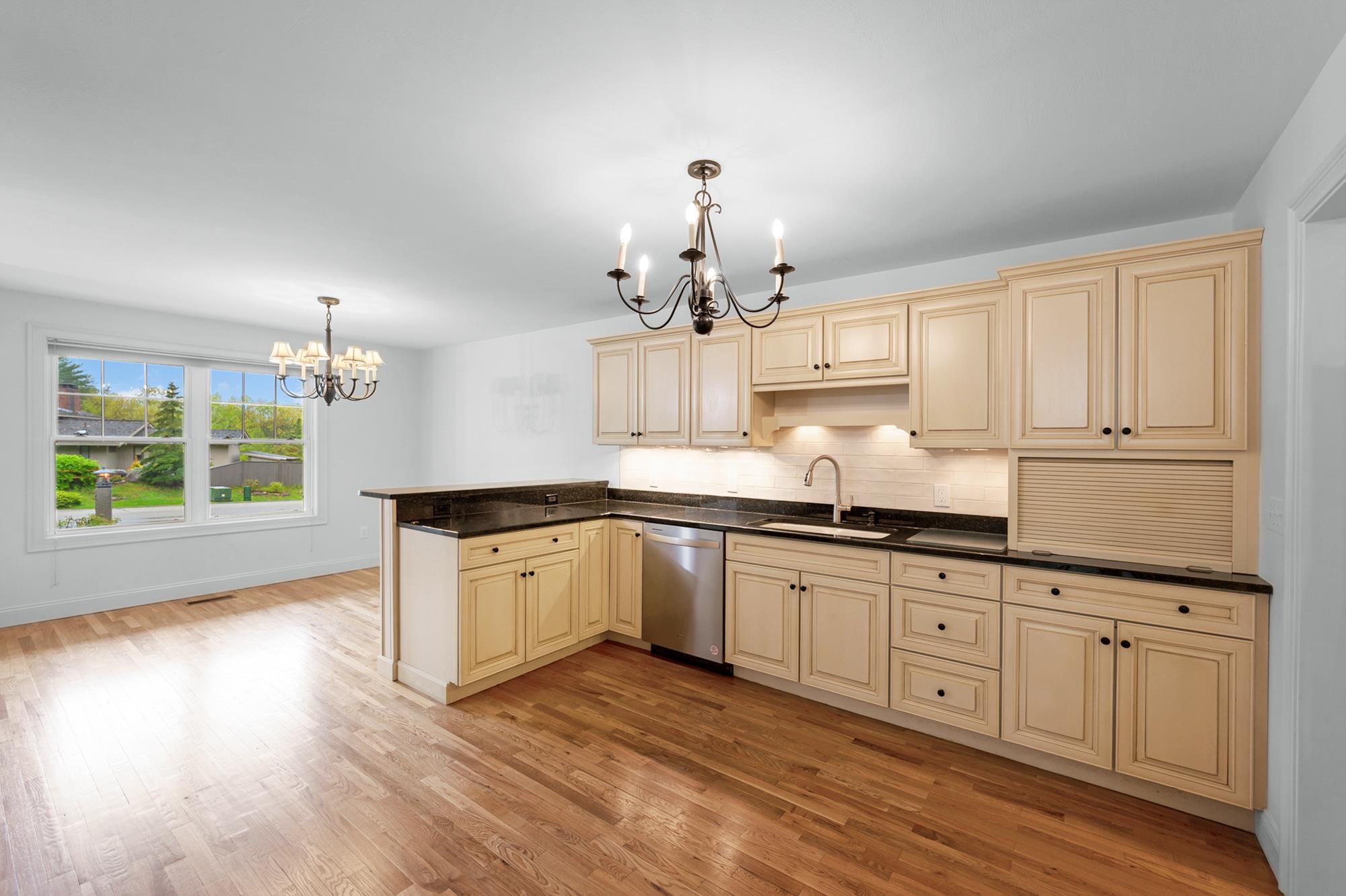 Amherst, New Hampshire 03031, United States, 3 Bedrooms Bedrooms, ,3 BathroomsBathrooms,Residential,Active,130795