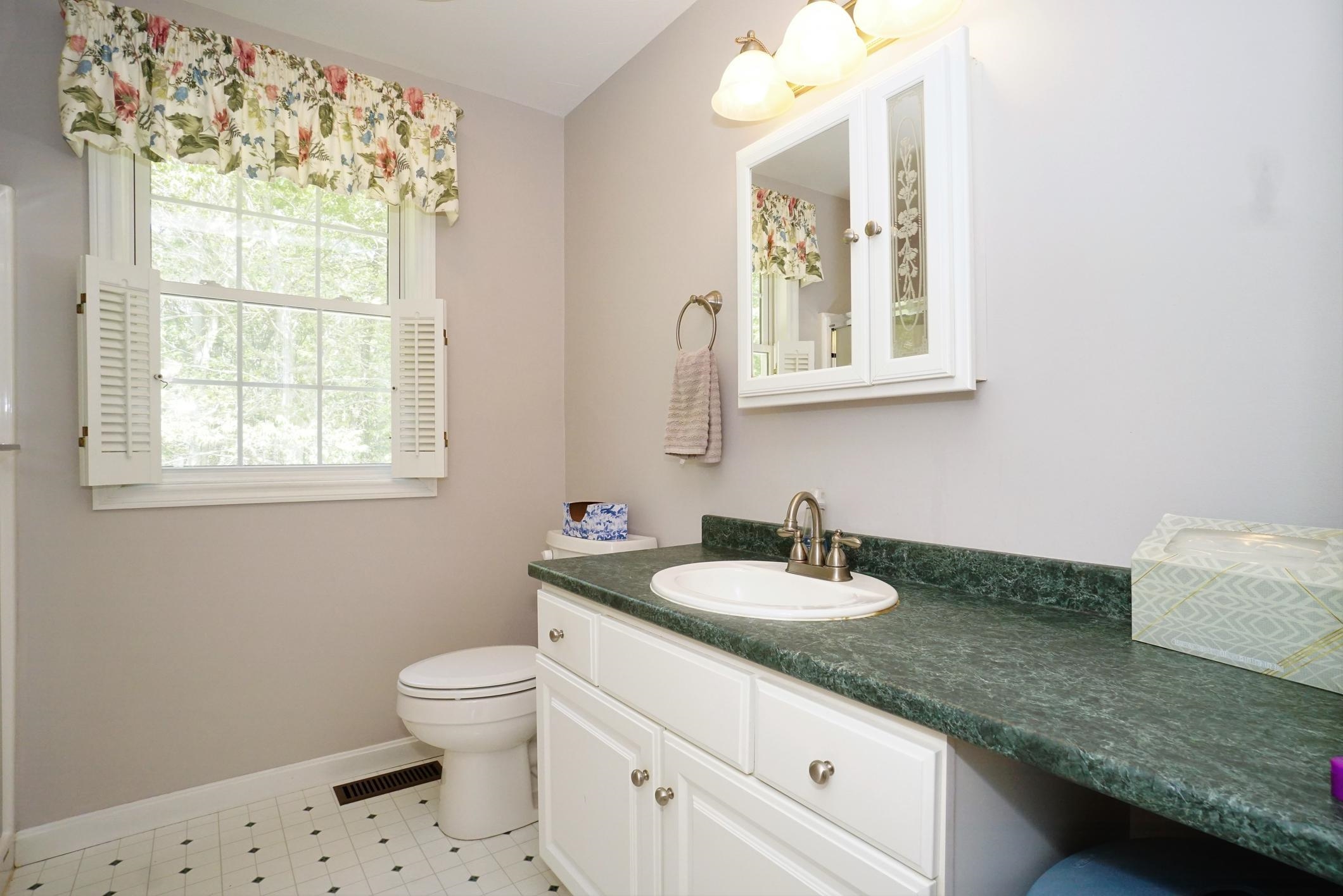 Deerfield, New Hampshire 03037, United States, 4 Bedrooms Bedrooms, ,2 BathroomsBathrooms,Residential,Active,174813