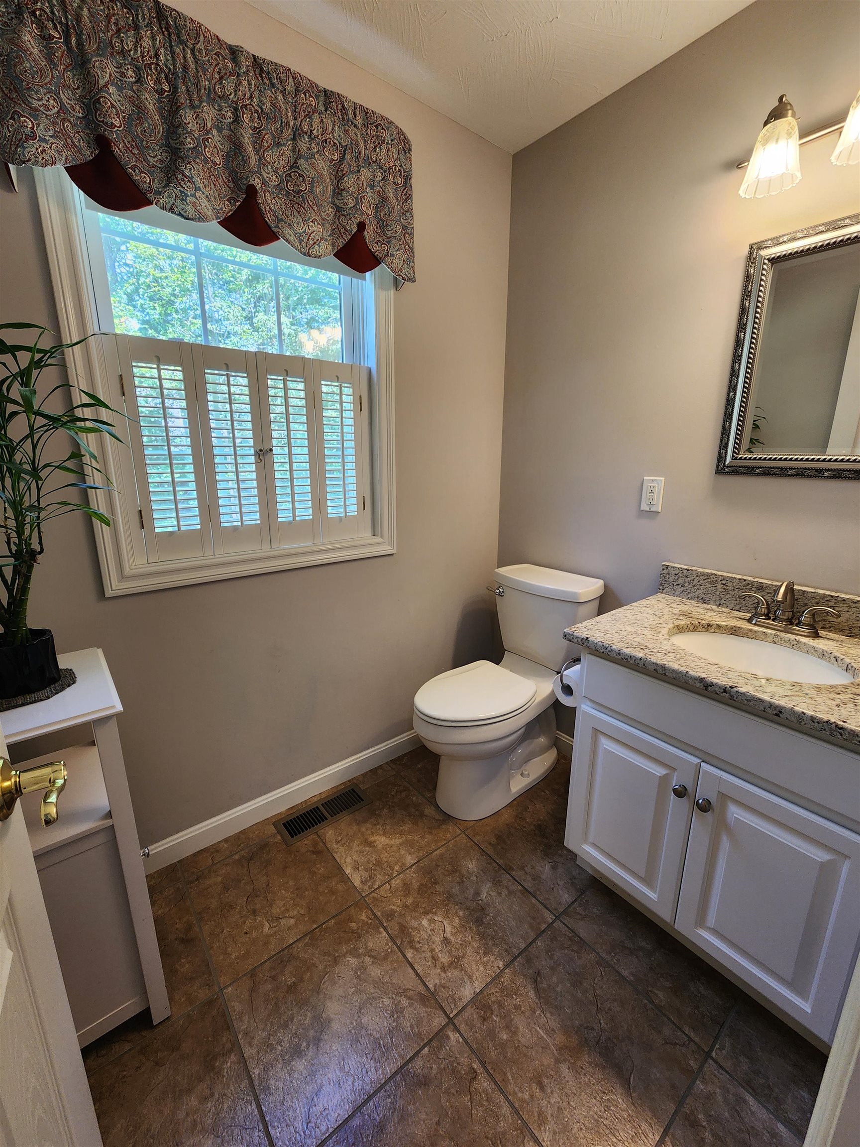 Deerfield, New Hampshire 03037, United States, 4 Bedrooms Bedrooms, ,2 BathroomsBathrooms,Residential,Active,174813