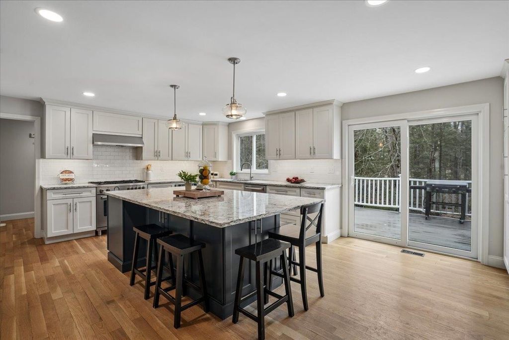 Photo of 50 Hearthside Circle, Bedford, NH 03110 (MLS # 5081471)