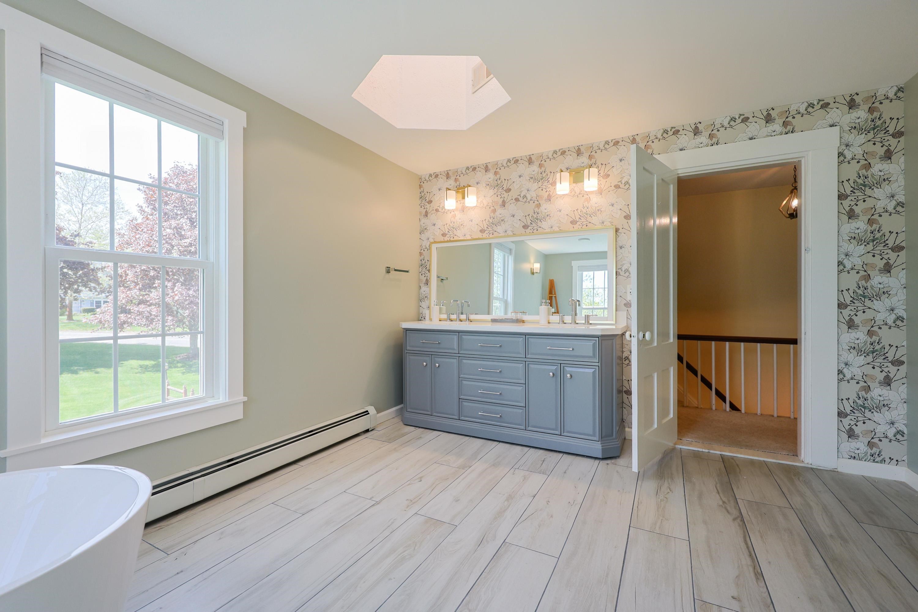 Plaistow, New Hampshire 03865, United States, 5 Bedrooms Bedrooms, ,5 BathroomsBathrooms,Residential,Active,130582