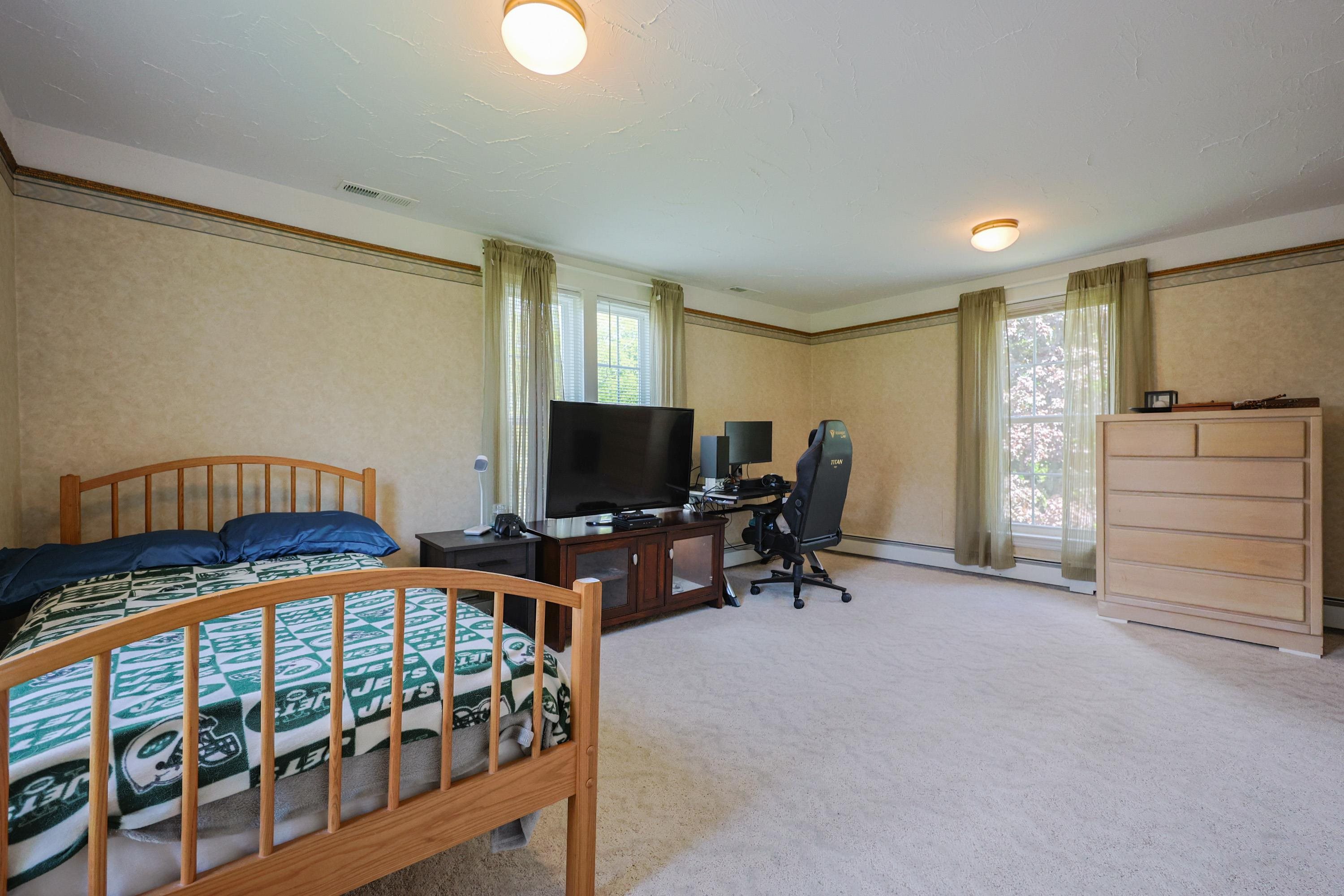 Plaistow, New Hampshire 03865, United States, 5 Bedrooms Bedrooms, ,5 BathroomsBathrooms,Residential,Active,130582