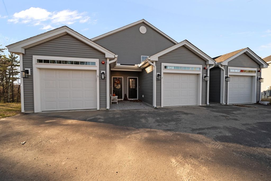 Photo of 7 Cypress Lane #5, Windham, NH 03087 (MLS # 5071239)