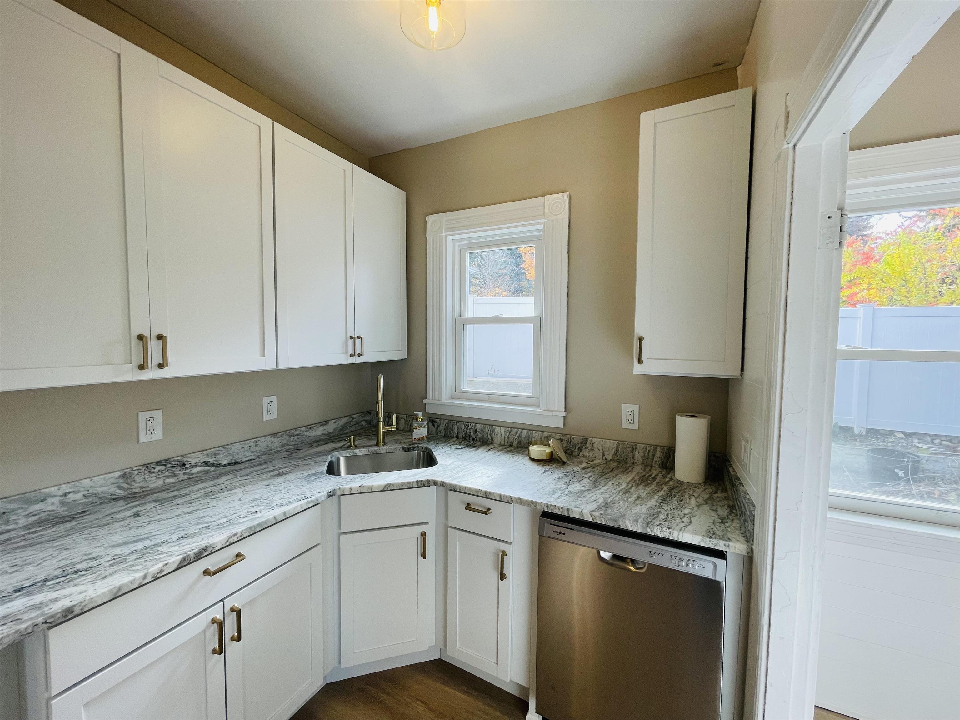 118 W Hillcrest Avenue