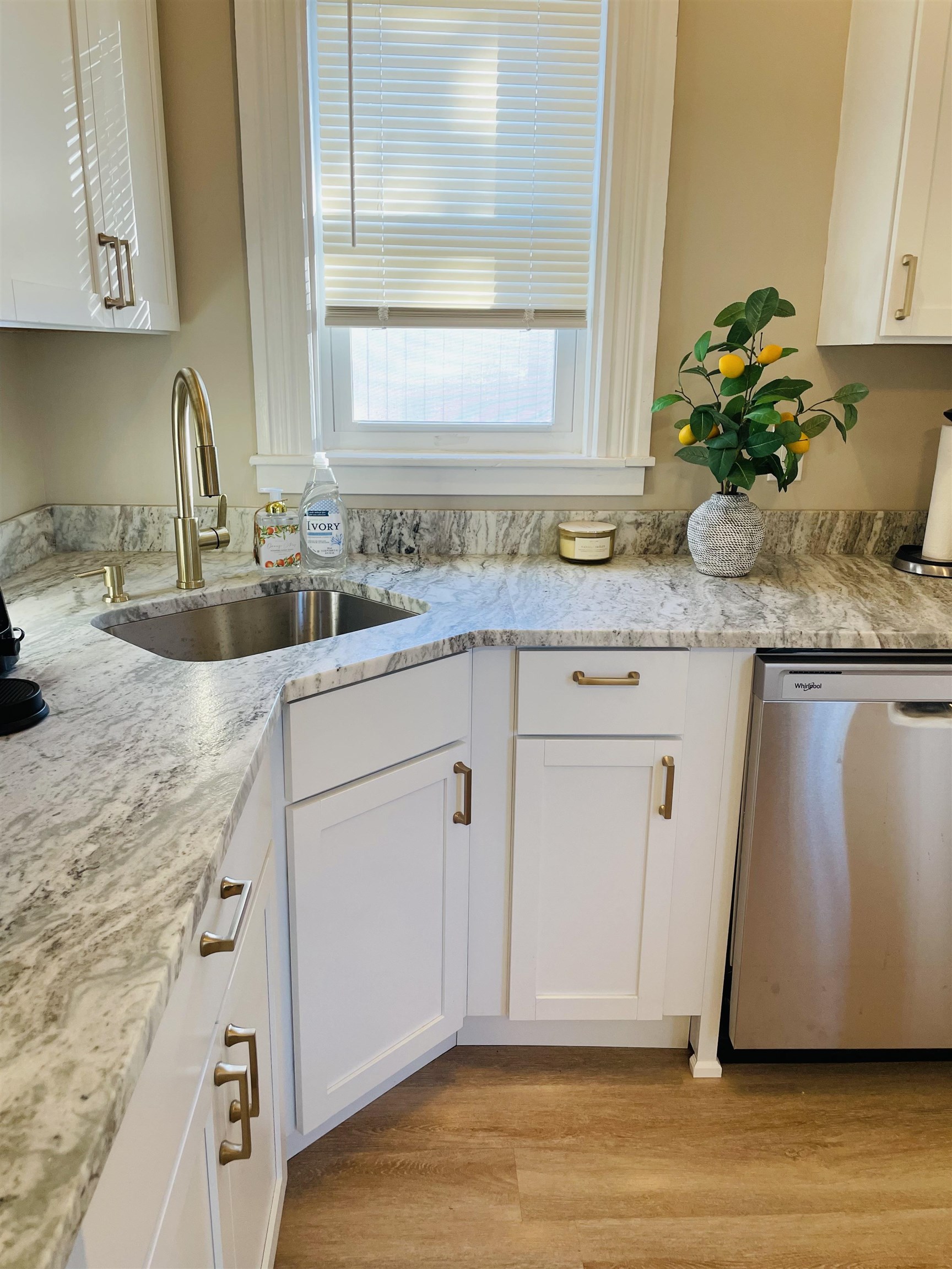 118 W Hillcrest Avenue