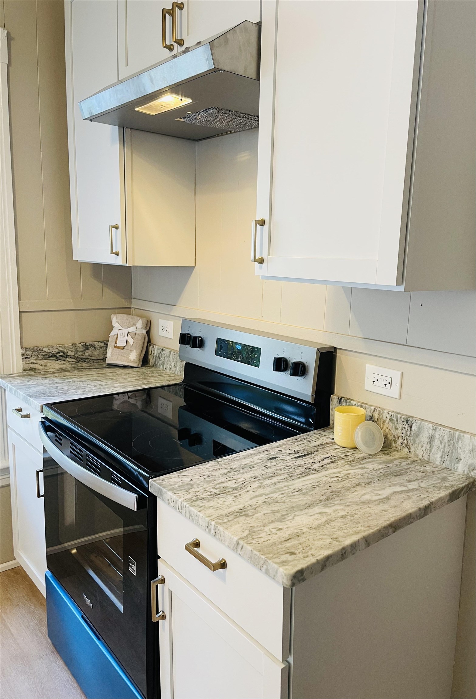 118 W Hillcrest Avenue