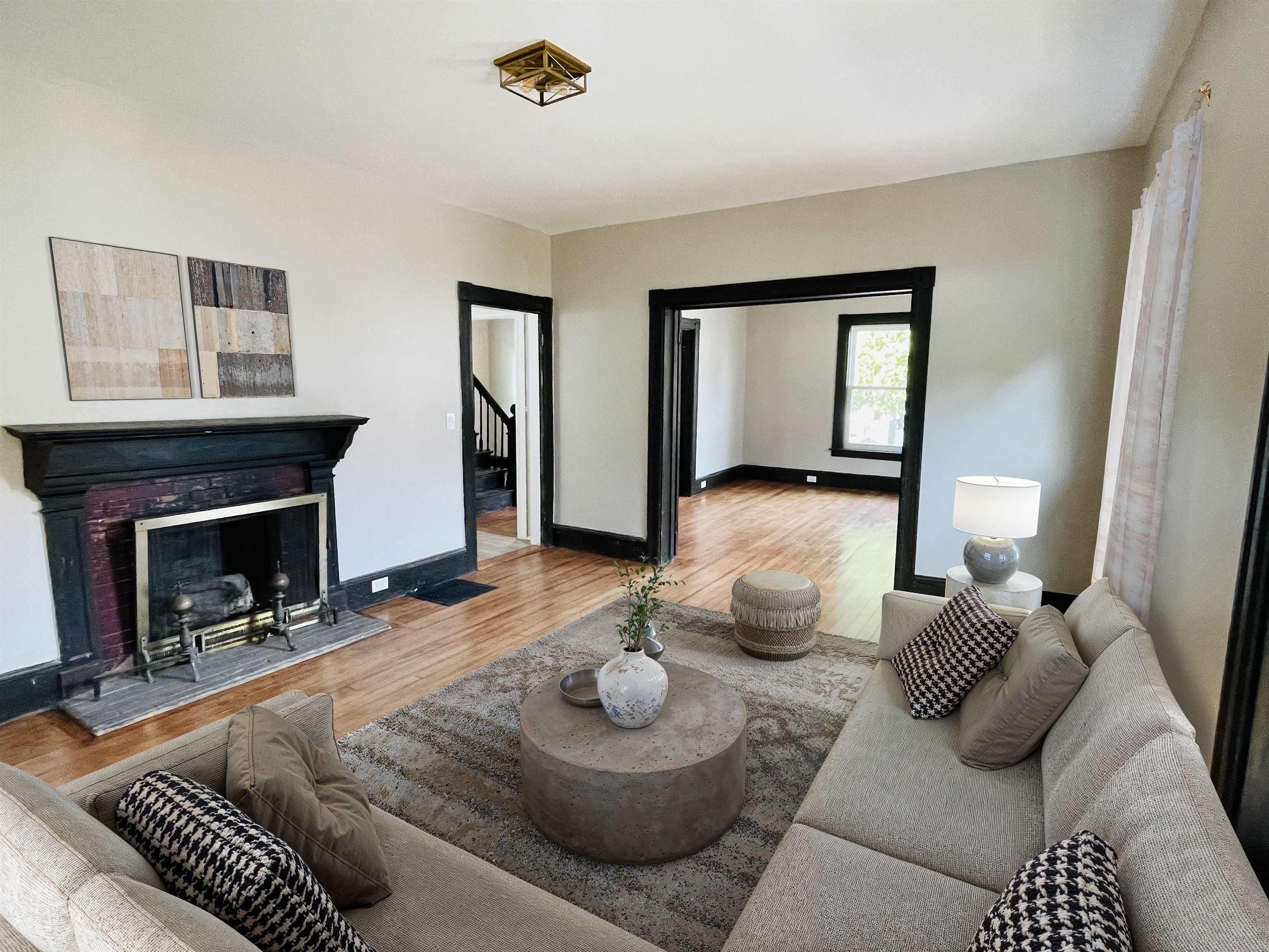 118 W Hillcrest Avenue