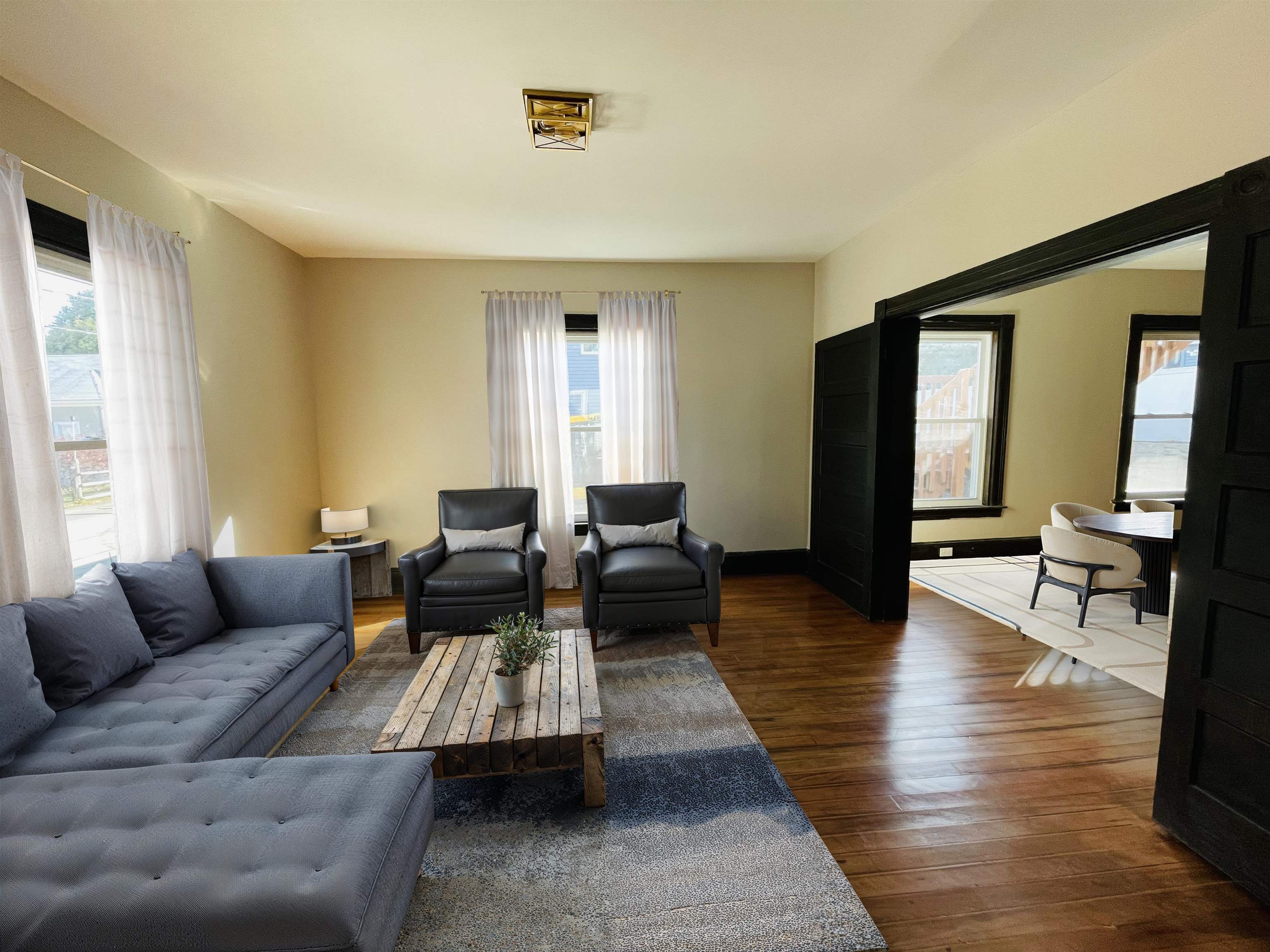 118 W Hillcrest Avenue