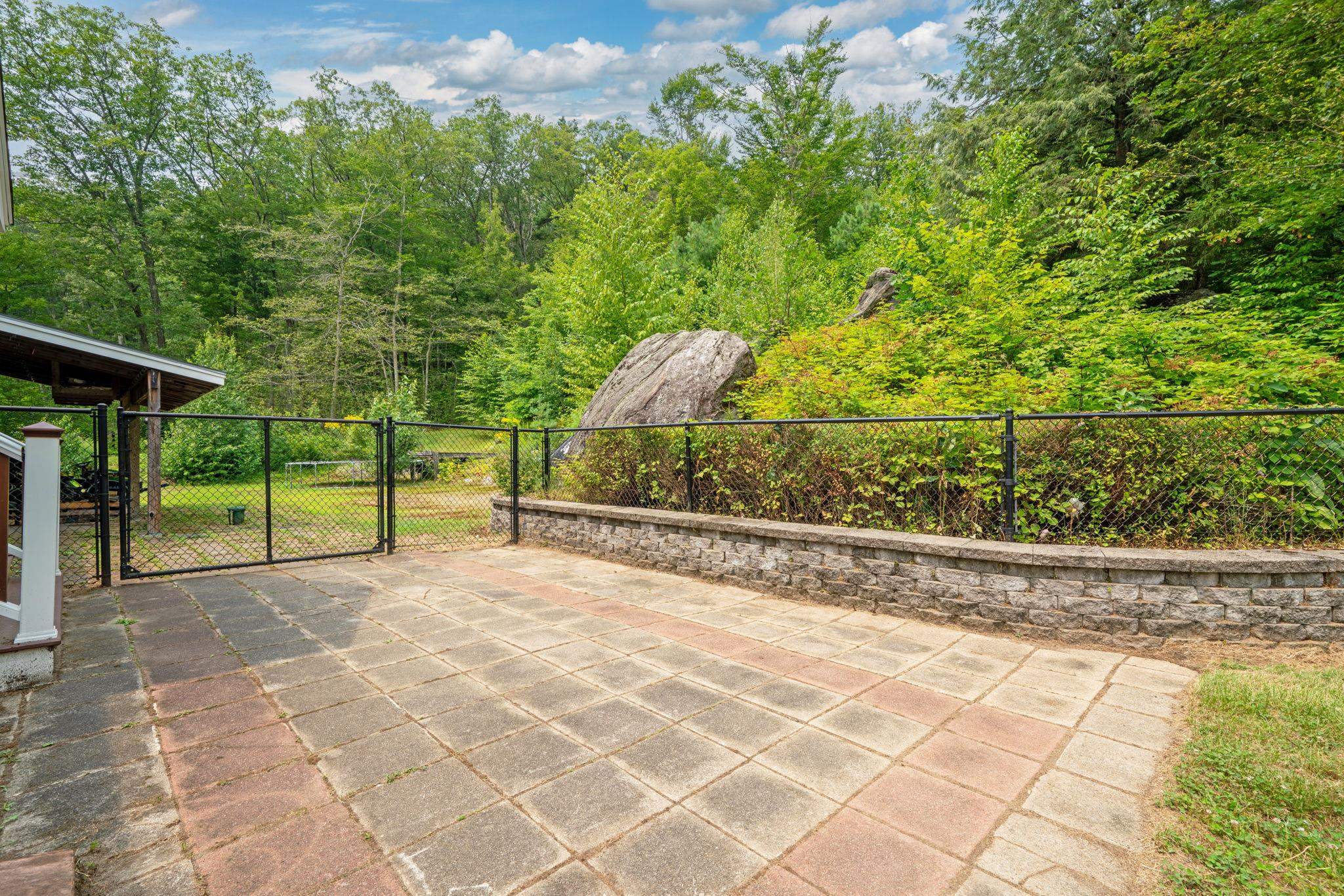 Goffstown, New Hampshire 03045, United States, 4 Bedrooms Bedrooms, ,3 BathroomsBathrooms,Residential,Active,186327