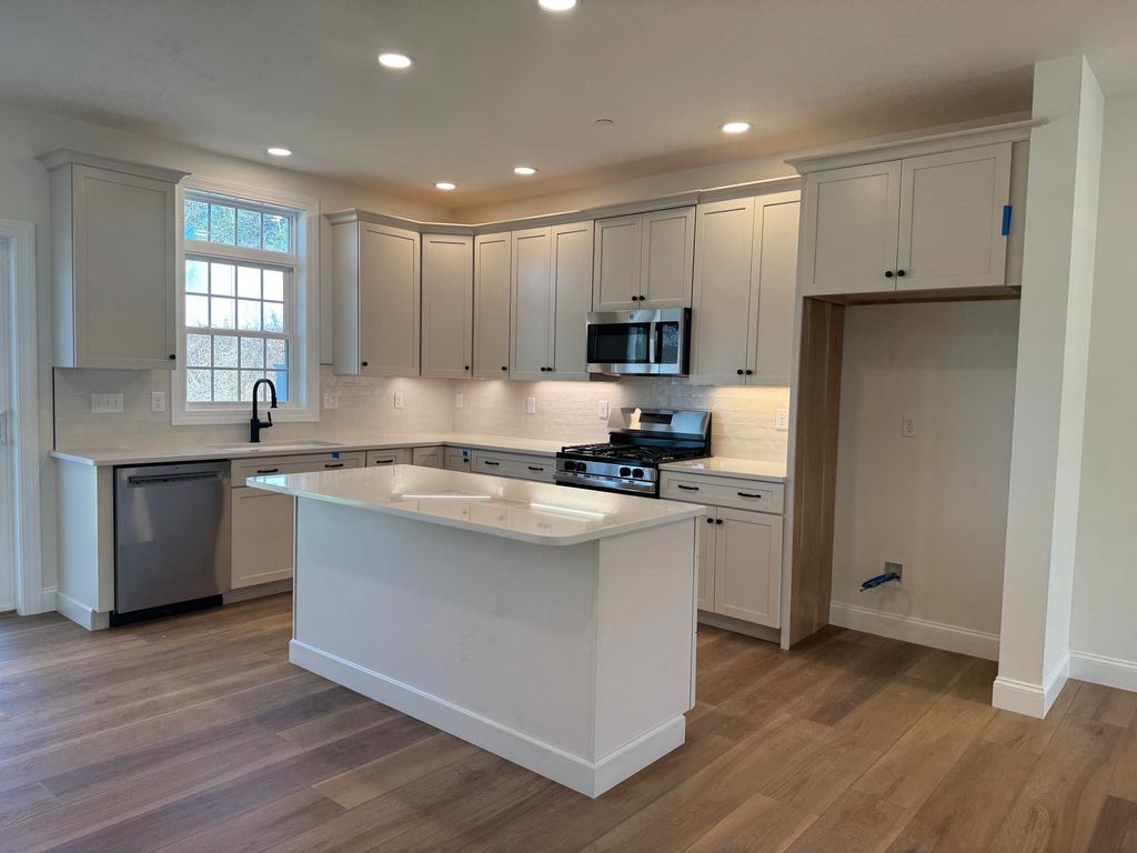 Photo of 6 Dearborn Circle, Goffstown, NH 03045 (MLS # 5083512)