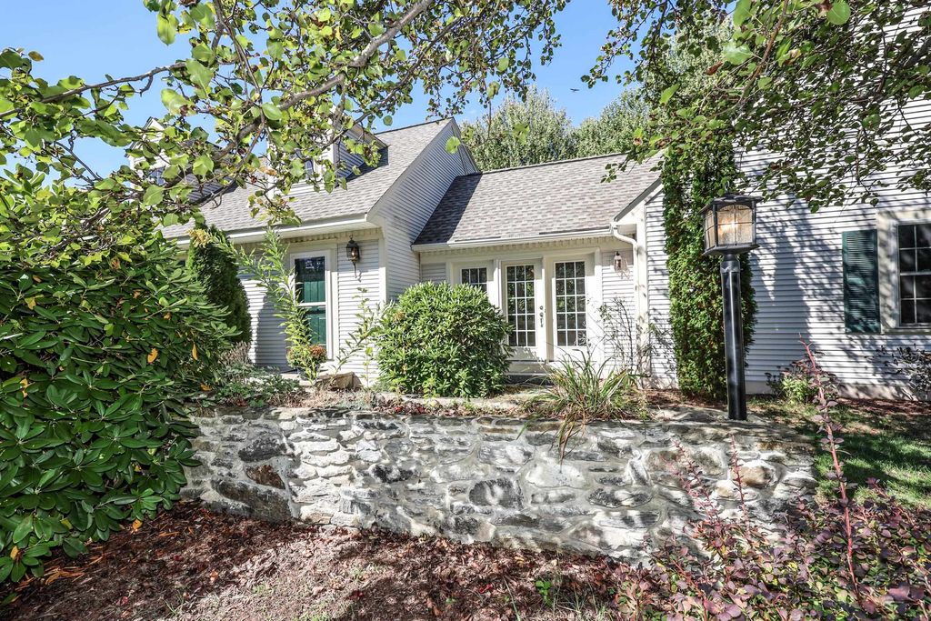 Photo of 4 Tamworth Place, Nashua, NH 03063 (MLS # 5063948)