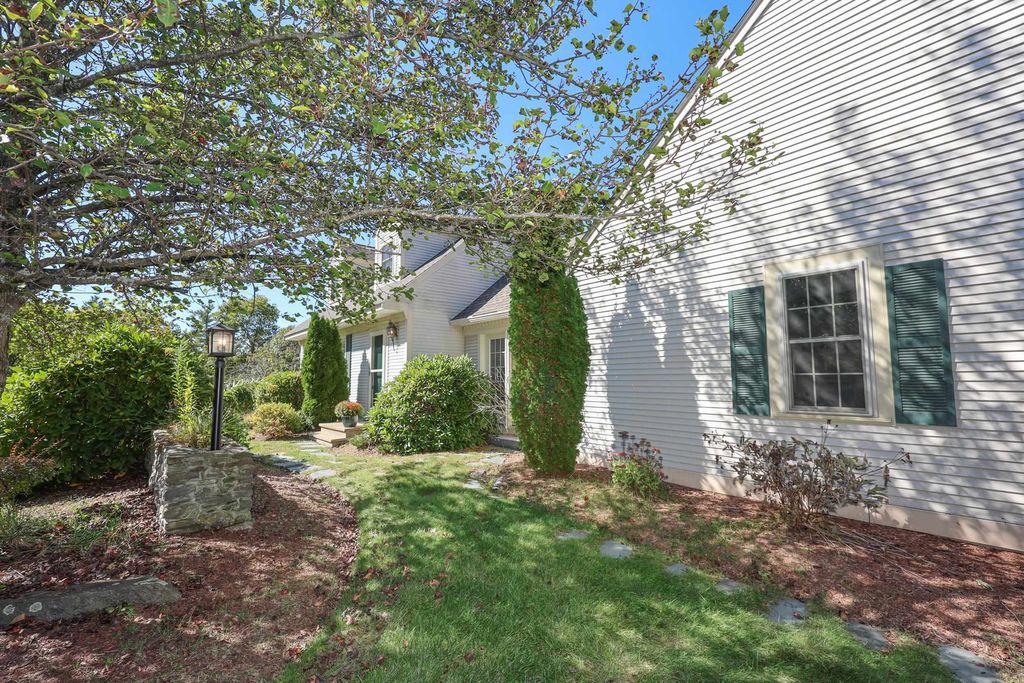 Photo of 4 Tamworth Place, Nashua, NH 03063 (MLS # 5063948)
