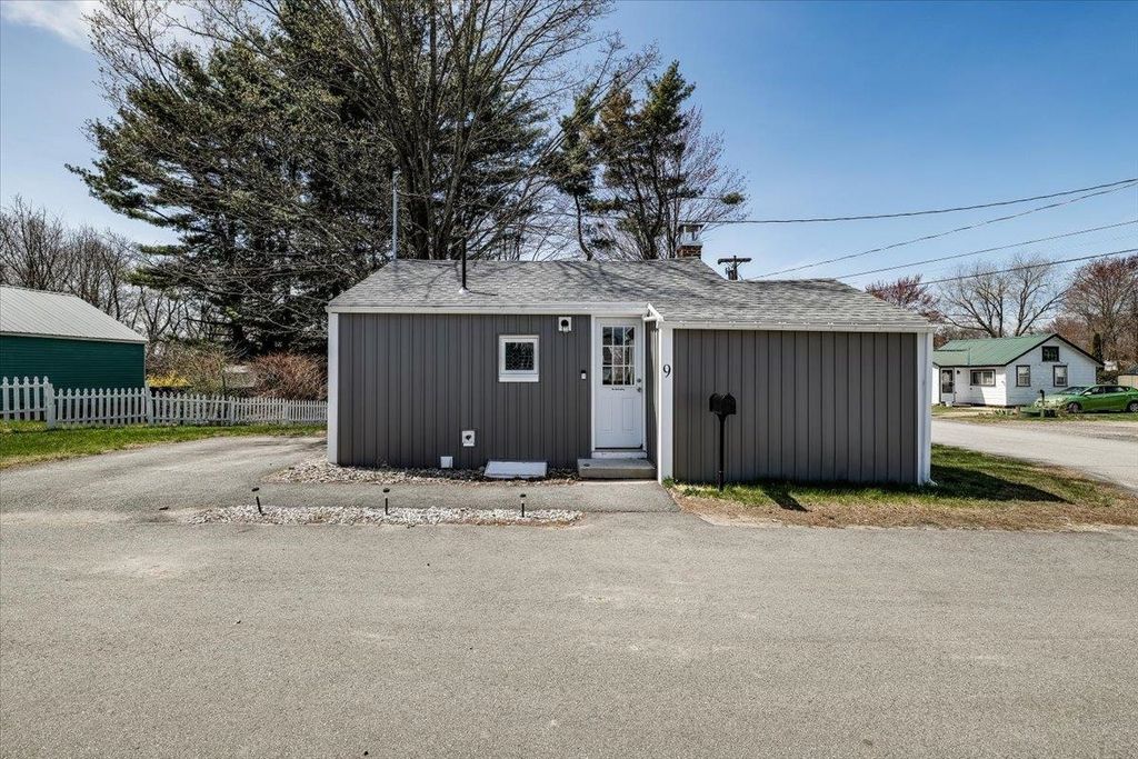 Photo of 9 Hillcrest Avenue, Pembroke, NH 03275 (MLS # 5084664)