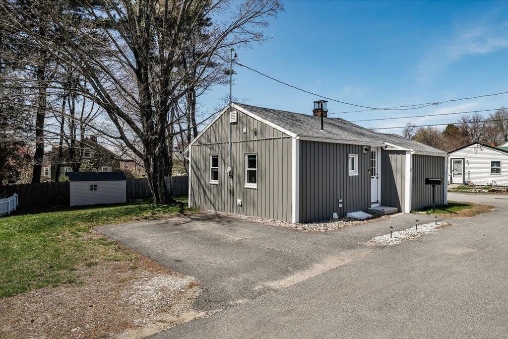 Photo of 9 Hillcrest Avenue, Pembroke, NH 03275 (MLS # 5084664)