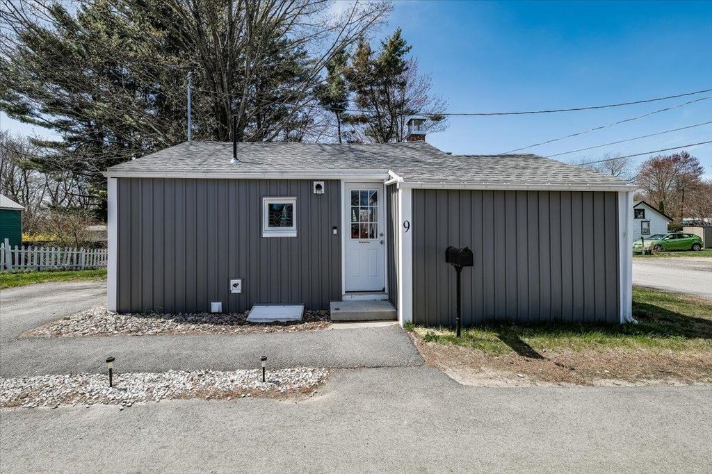 Photo of 9 Hillcrest Avenue, Pembroke, NH 03275 (MLS # 5084664)