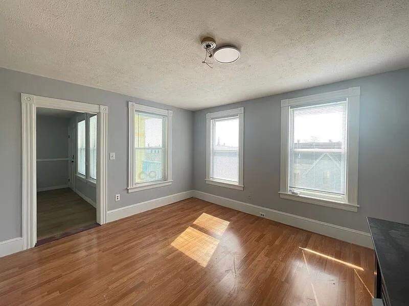 Manchester, New Hampshire 03103, United States, 3 Bedrooms Bedrooms, ,1 BathroomBathrooms,Residential,Active,190844