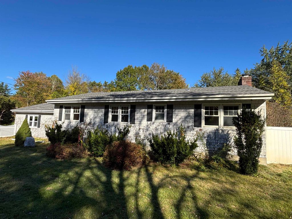 Photo of 2 Lincoln Drive, Bow, NH 03304 (MLS # 5065213)