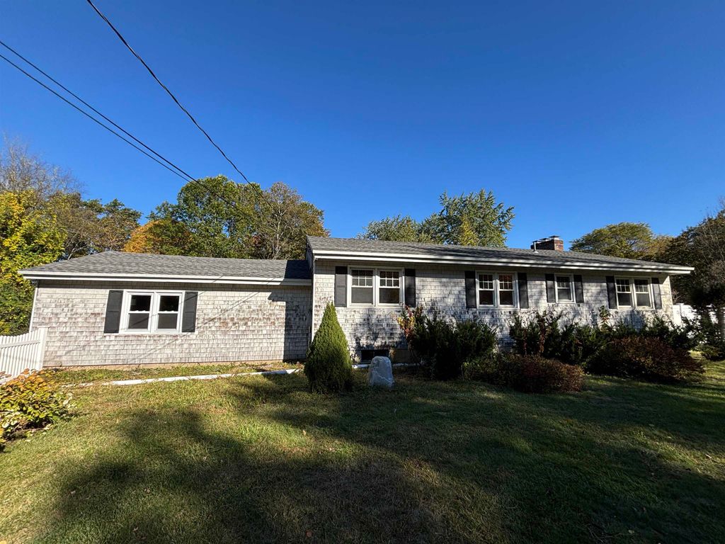 Photo of 2 Lincoln Drive, Bow, NH 03304 (MLS # 5065213)