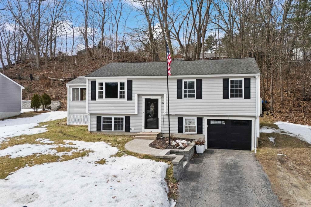 Photo of 32 Syracuse Road, Nashua, NH 03064 (MLS # 5081971)