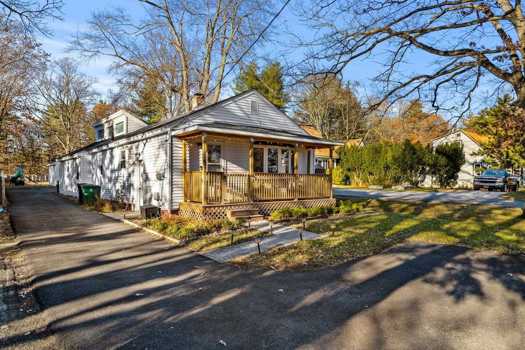 Photo of 239 Broad Street, Nashua, NH 03063 (MLS # 5070311)