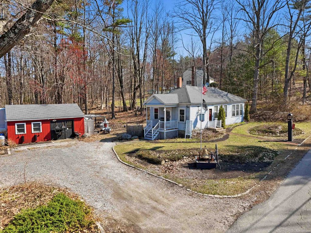 Photo of 4 Kilrea Road, Derry, NH 03038 (MLS # 5083543)