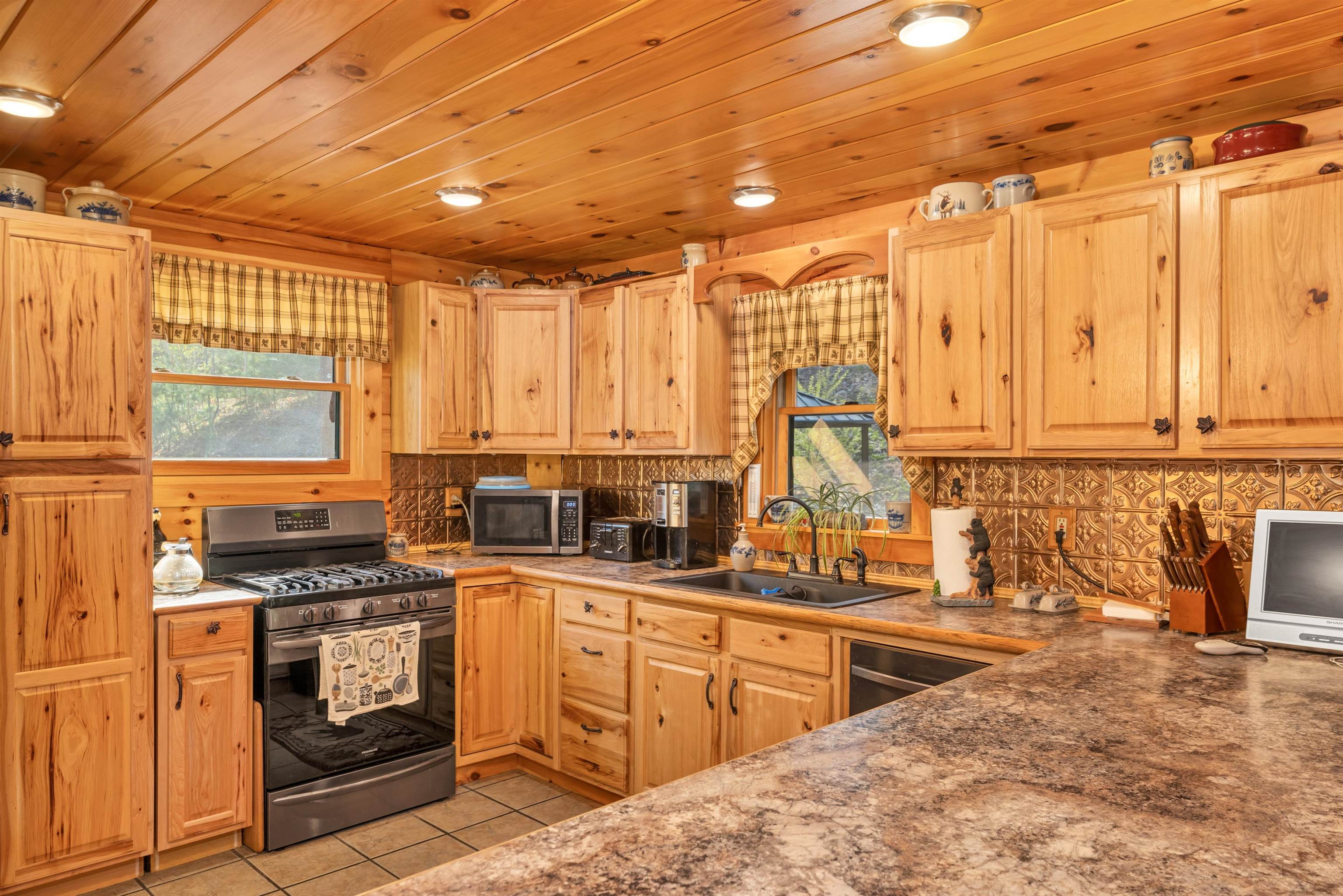 Raymond, New Hampshire 03077, United States, 3 Bedrooms Bedrooms, ,2 BathroomsBathrooms,Residential,Pending,121500