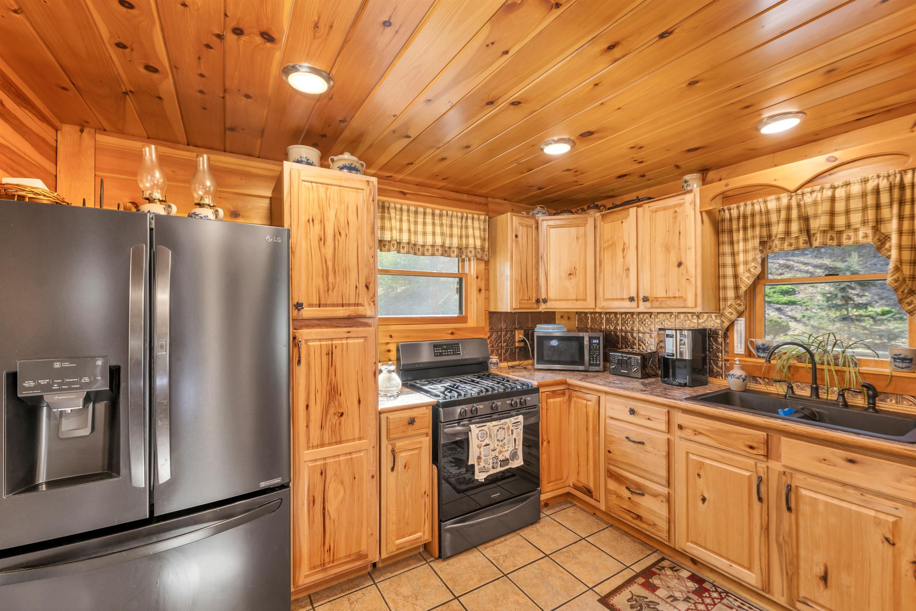 Raymond, New Hampshire 03077, United States, 3 Bedrooms Bedrooms, ,2 BathroomsBathrooms,Residential,Pending,121500