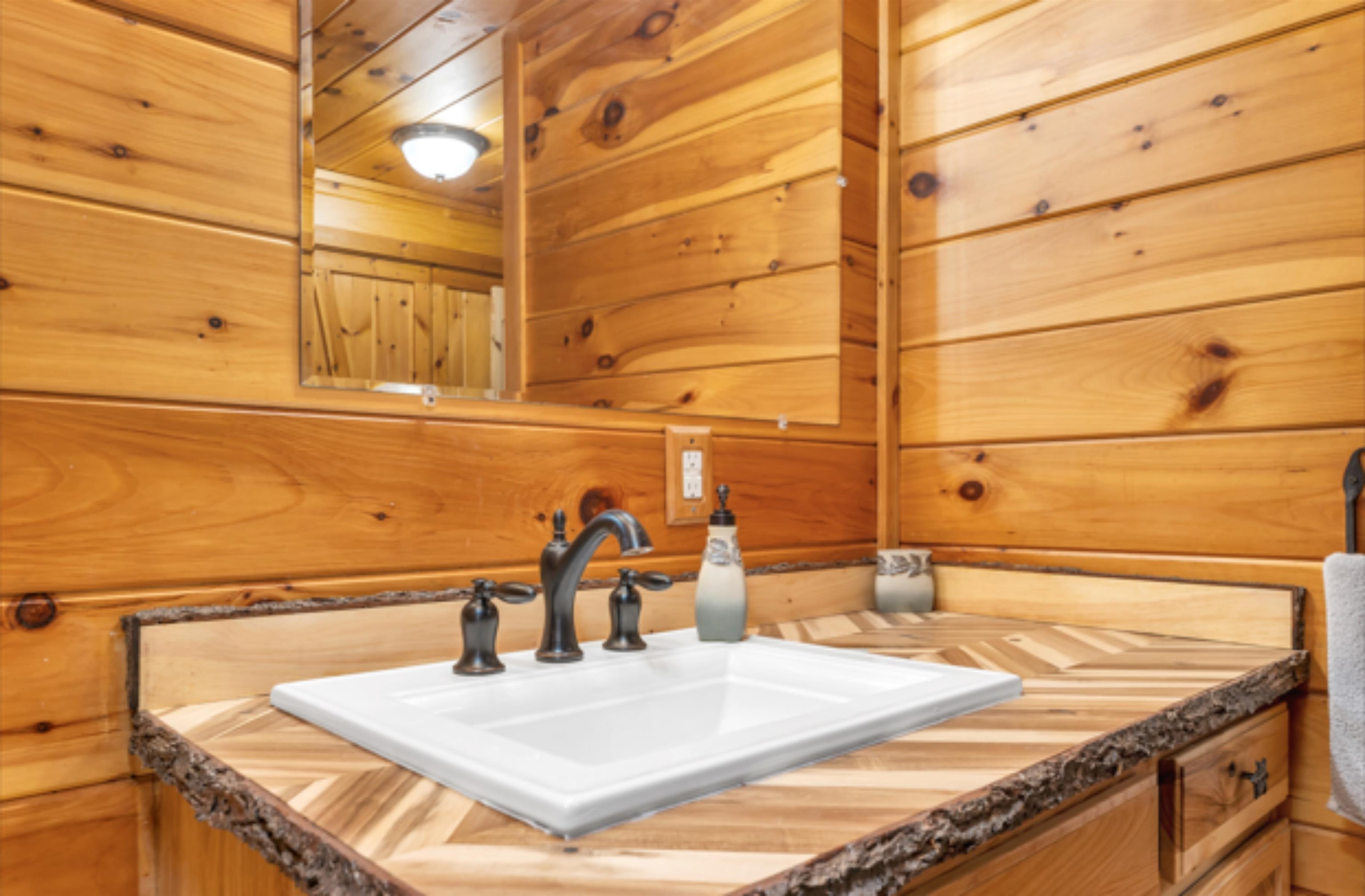 Raymond, New Hampshire 03077, United States, 3 Bedrooms Bedrooms, ,2 BathroomsBathrooms,Residential,Pending,121500