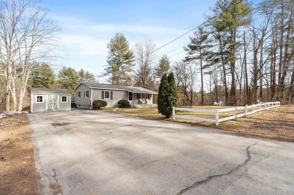 Photo of 1256 Mammoth Road, Pelham, NH 03076 (MLS # 5079959)