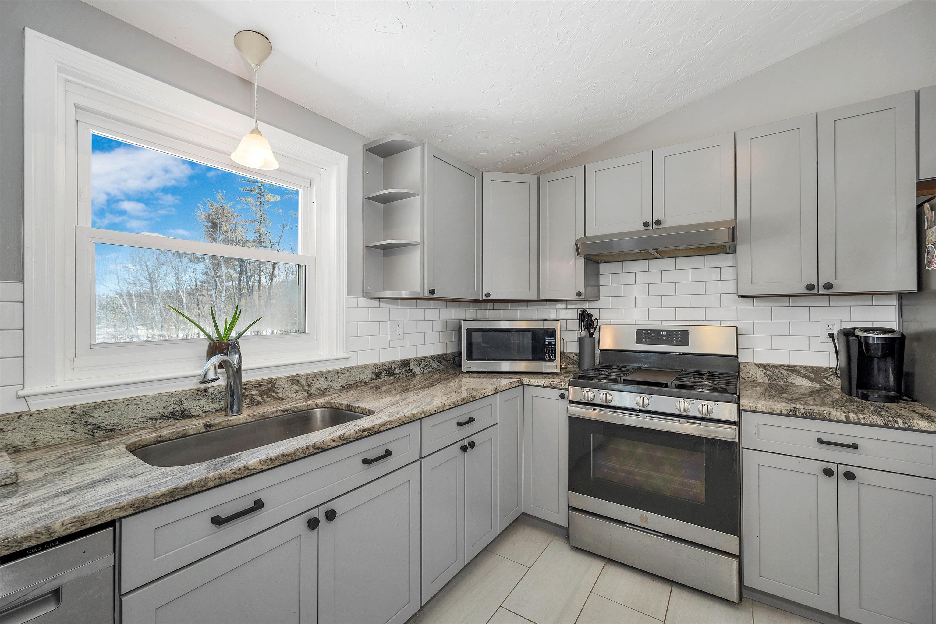 Gilmanton, New Hampshire 03237, United States, 3 Bedrooms Bedrooms, ,3 BathroomsBathrooms,Residential,Pending,82470