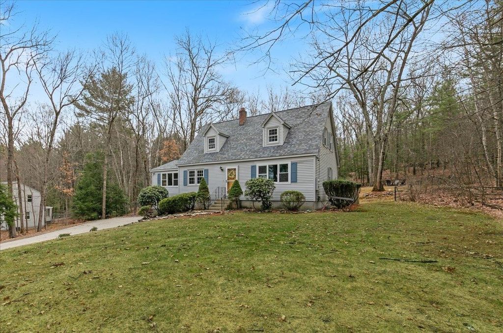 Photo of 14 Schaefer Circle, Hudson, NH 03051 (MLS # 5082606)