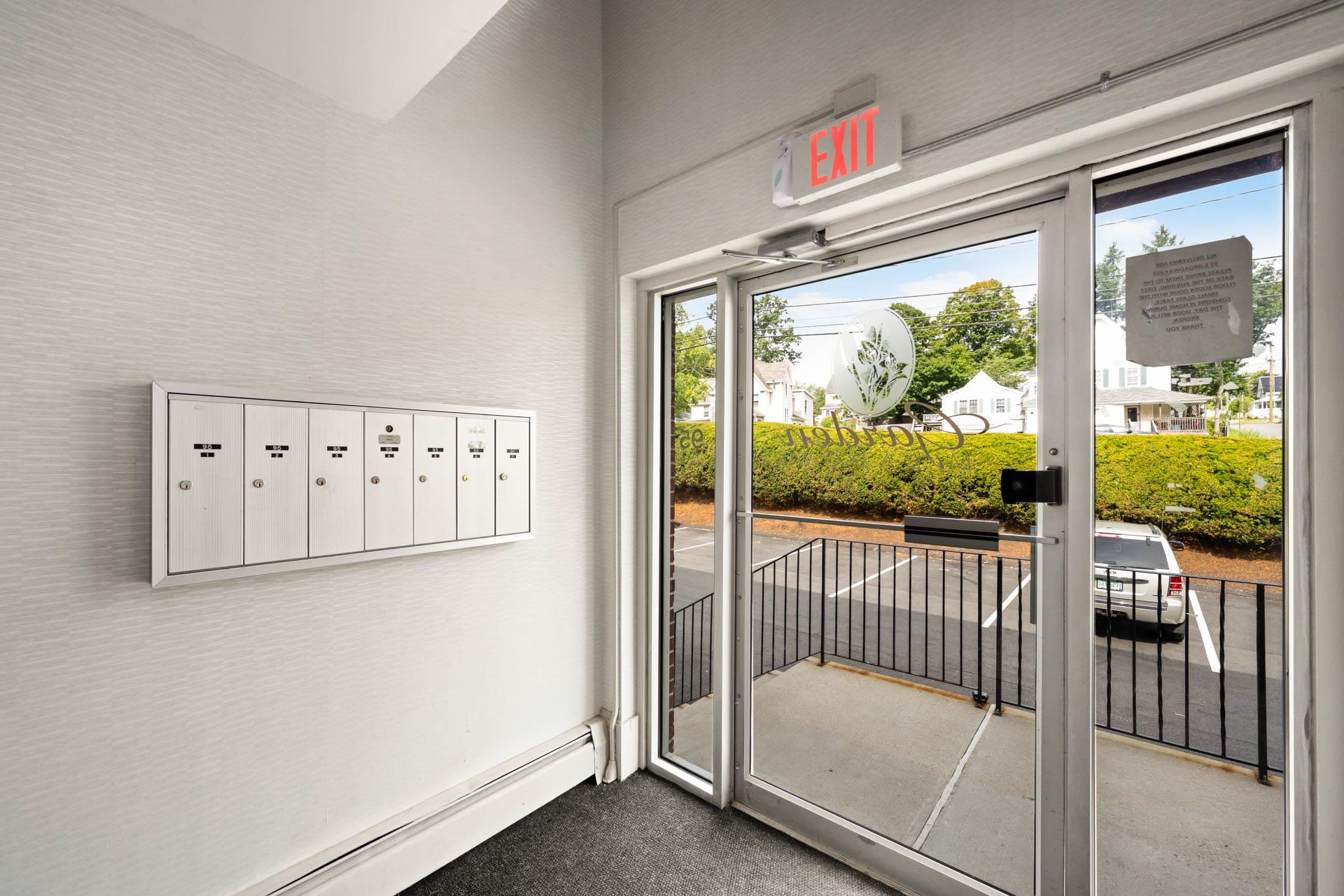 Derry, New Hampshire 03038, United States, 2 Bedrooms Bedrooms, ,1 BathroomBathrooms,Residential,Pending,196559