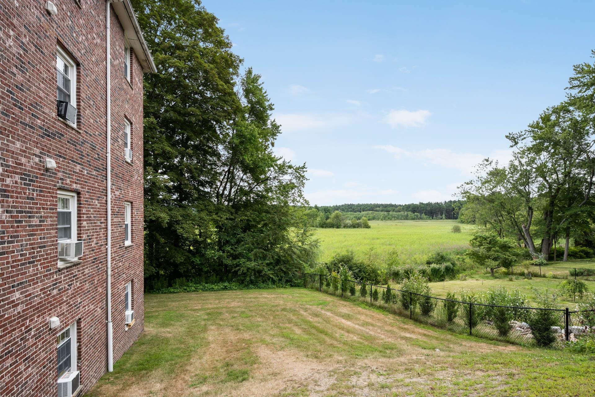 Derry, New Hampshire 03038, United States, 2 Bedrooms Bedrooms, ,1 BathroomBathrooms,Residential,Pending,196559