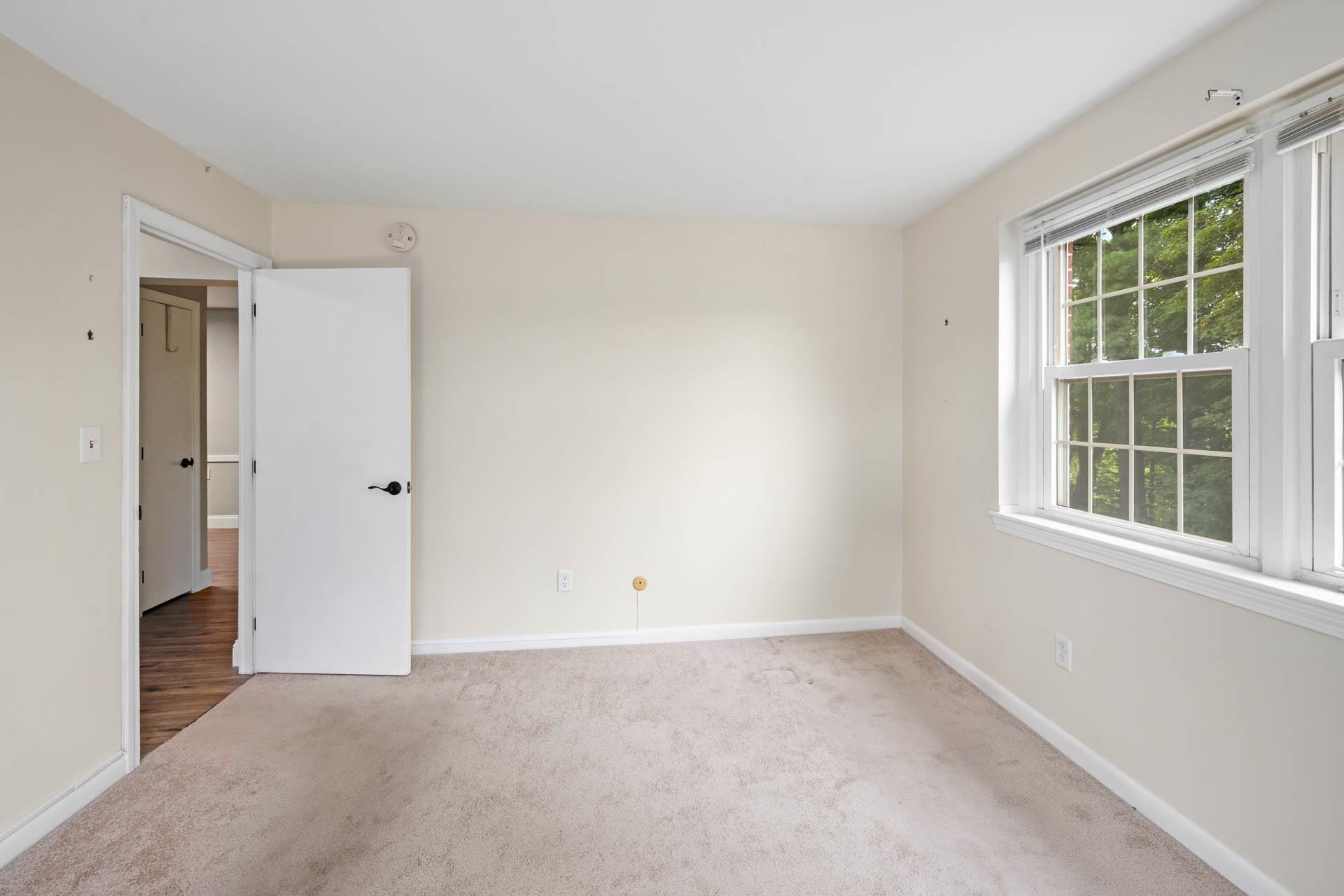 Derry, New Hampshire 03038, United States, 2 Bedrooms Bedrooms, ,1 BathroomBathrooms,Residential,Pending,196559