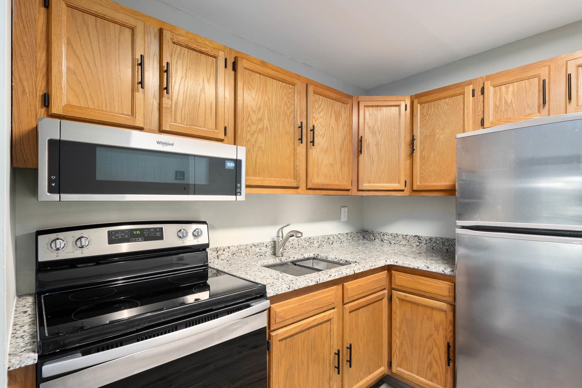 Derry, New Hampshire 03038, United States, 2 Bedrooms Bedrooms, ,1 BathroomBathrooms,Residential,Pending,196559